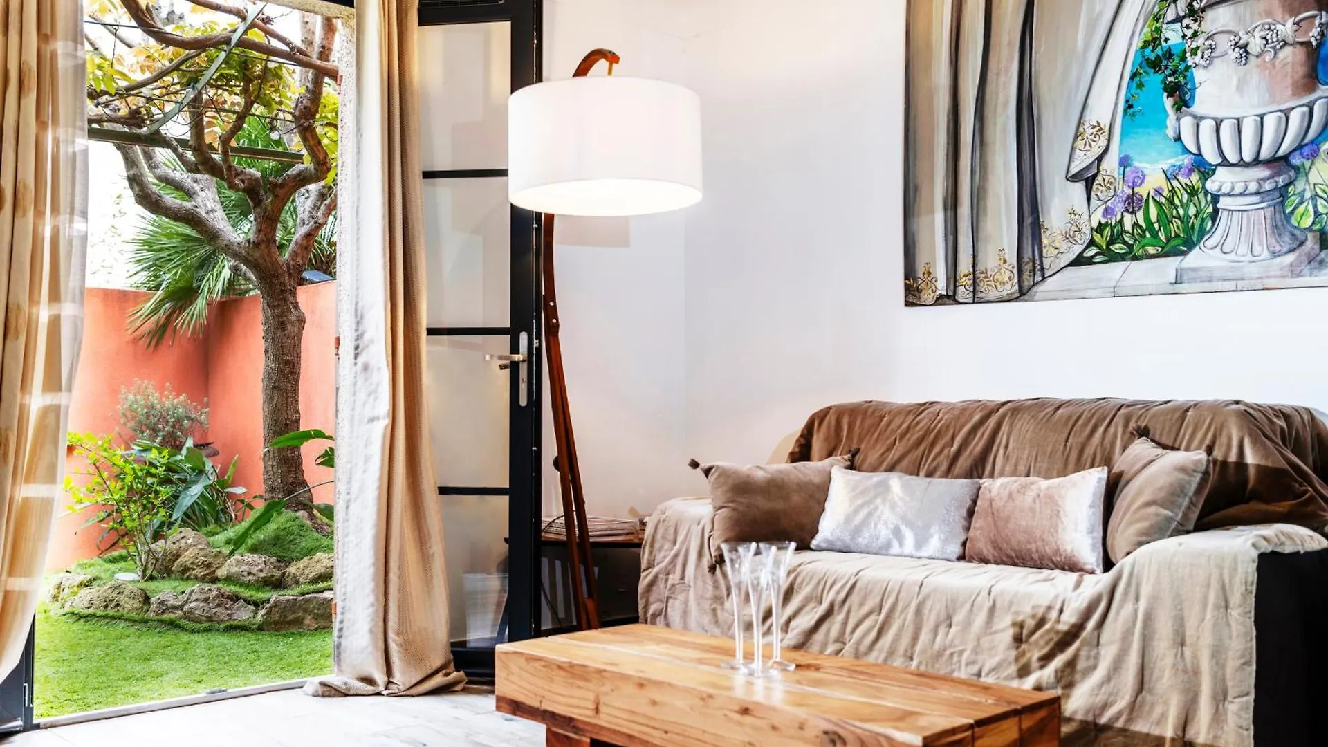 La Bravade Luxe Et Serenite Au Coeur De Saint-Tropez Suites Spacieuses Avec Jardin Enchanteur Aparthotel